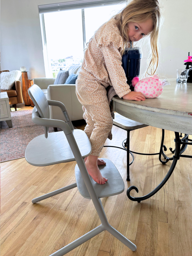 Toddler on the Cybex Lemo seat and stool