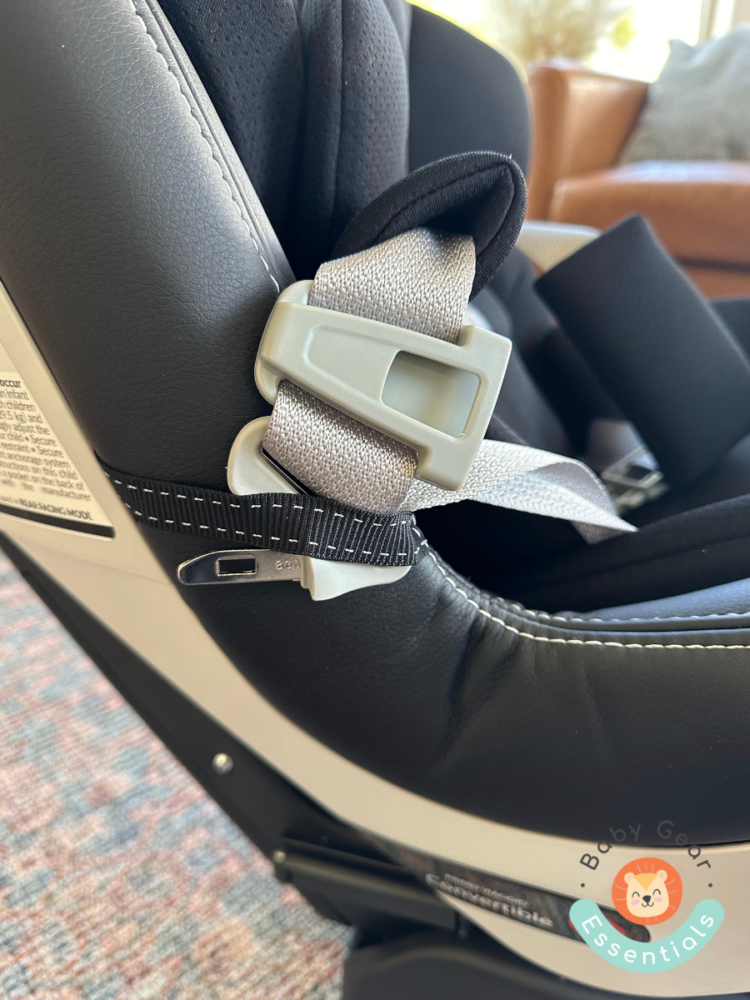 Elastic bands on the side of the Peg Perego Primo Viaggio Convertible Kinetic car seat holds the harness out of the way